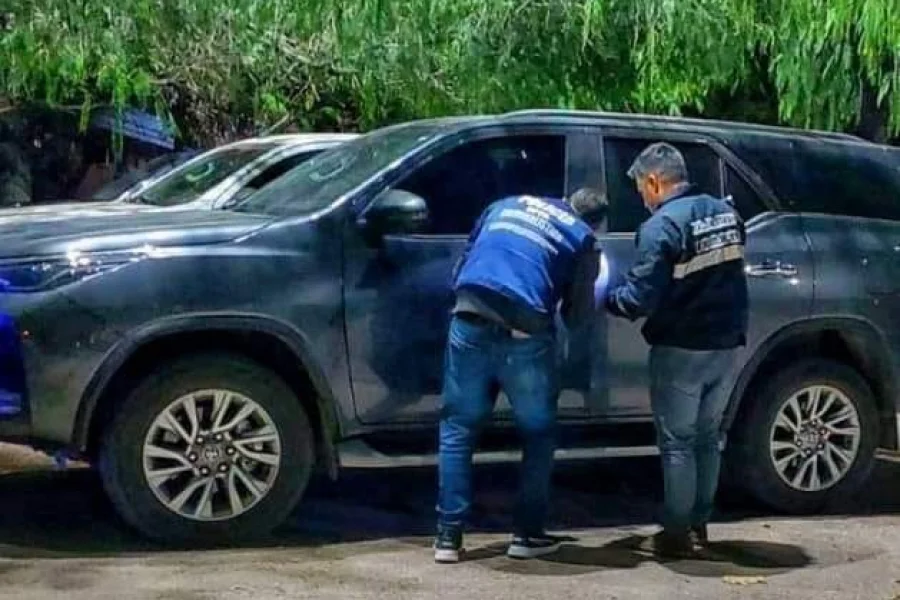 Delincuentes con dispositivos robaron tres camionetas toyota hilux en Capital