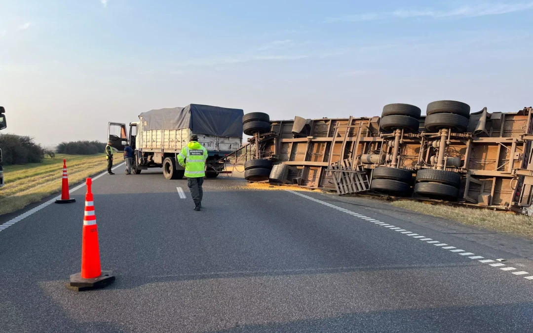 Buenos Aires: Detuvieron a conductor alcoholizado que volcó su camión en la Ruta 9