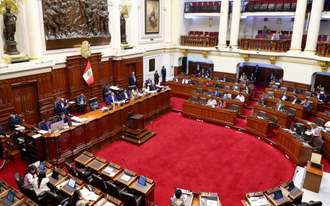 El Congreso de Perú aprobó con 15 votos a favor y 12 en contra, una Ley que prescribe crímenes de lesa humanidad. Advierten que podría beneficiar a Fujimori y a cientos de militares