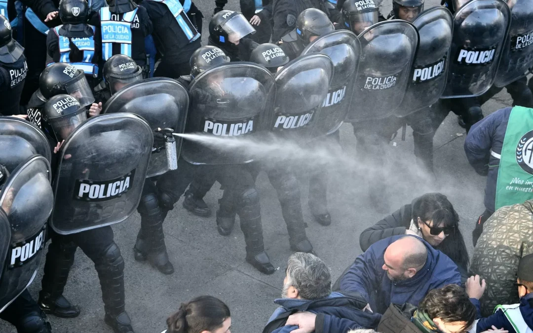 Buenos Aires: Trabajadores del Instituto Nacional de Tecnología Industrial se manifestaron en la puerta de la institución en repudio a 285 despidos