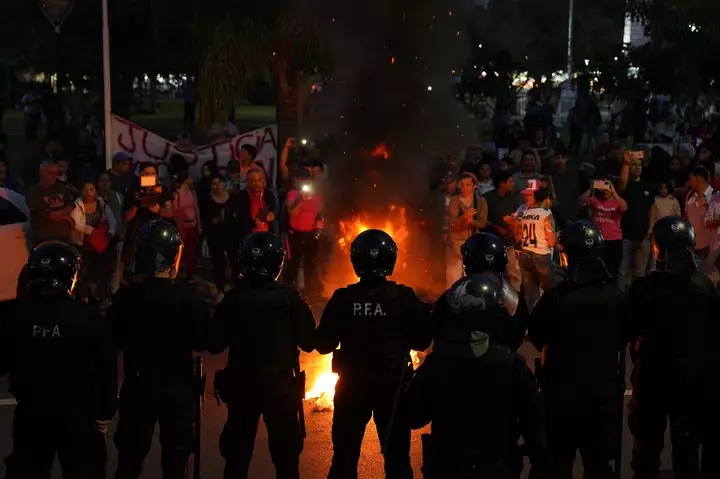 Caso Loan: Manifestantes queman cubiertas frente a la Fiscalía de Goya, y esperan la salida del comisario Walter Maciel, quien se encuentra declarando