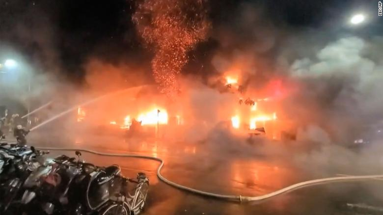 Taiwan: 39 camiones y 79 bomberos desplegados tras un incendio que se desató en una fábrica de resina. Los empleados fueron evacuados y no se reportaron víctimas