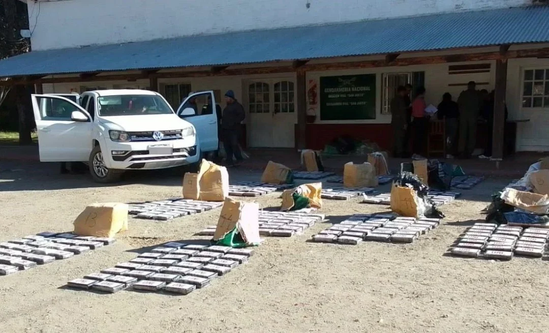 Santa Fe: Detuvieron a dos miembros de una organización narco mientras transportaban 464 kilos de cocaína y armamento en una camioneta