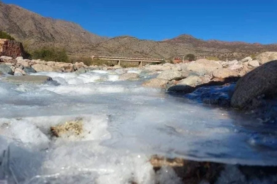 Tras las temperaturas bajo cero, se congeló el río en Miranda