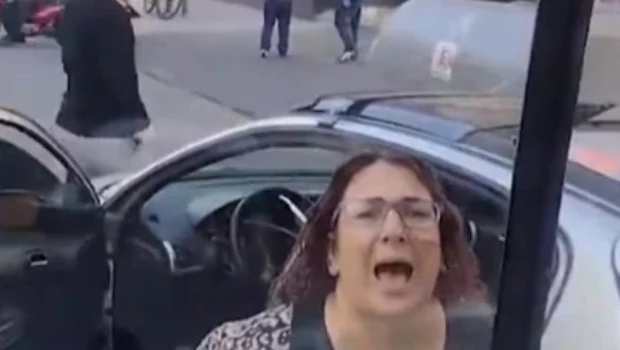 Buenos Aires: Una señora le rompió los vidrios a un colectivo que la había chocado. Pasajeros defendieron al chofer