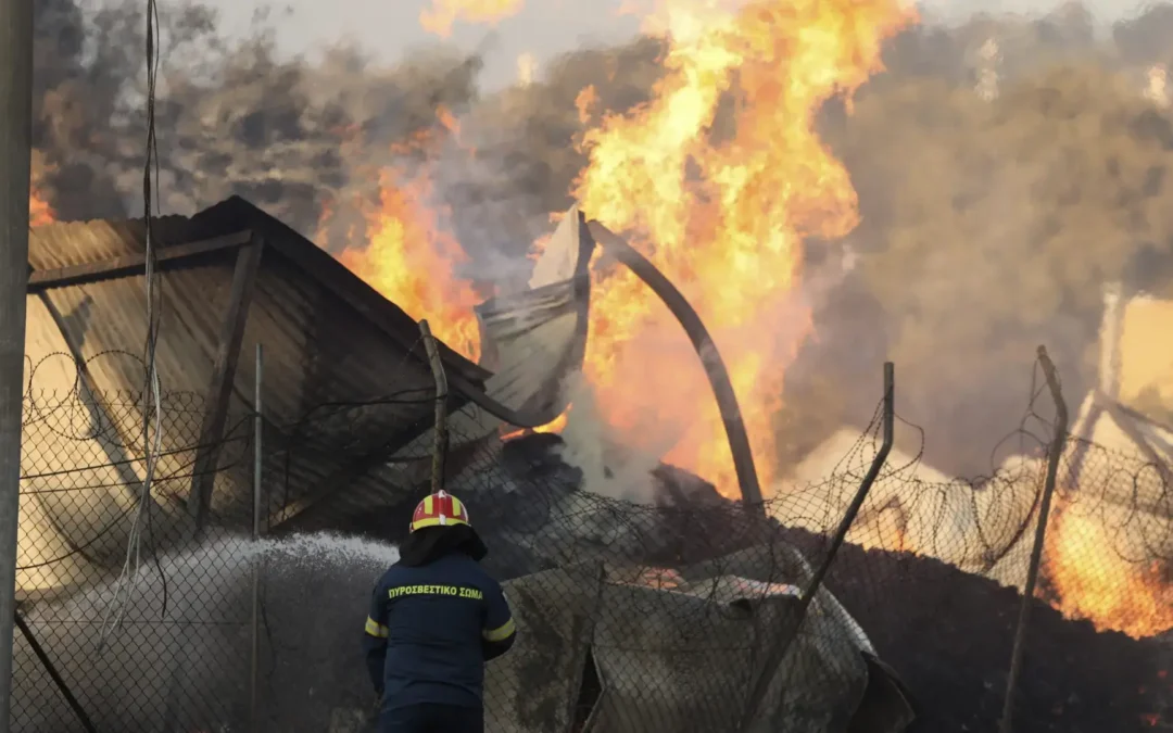 Tercer día consecutivo contra un incendio forestal de gran magnitud en Grecia. Una mujer falleció en una fábrica calcinada, y más de 60 personas fueron atendidas con heridas