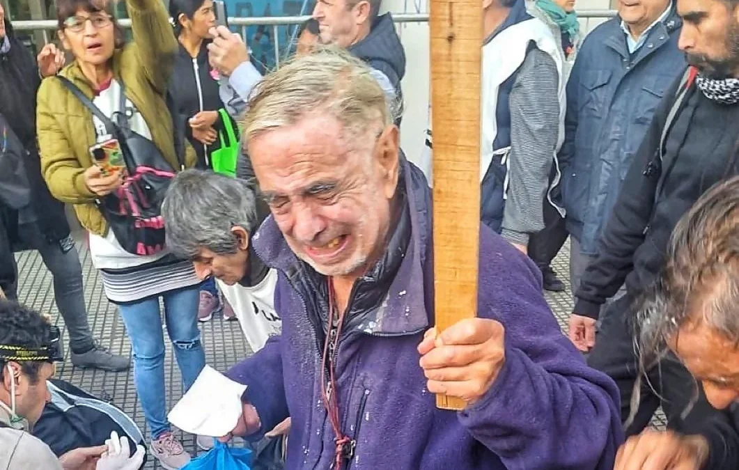 «Tengo 80 años y no quiero morir de rodillas»: Milei anuló aumento a jubilados otorgado por el Congreso, jubilados se manifestaron y la Policía los reprimió.