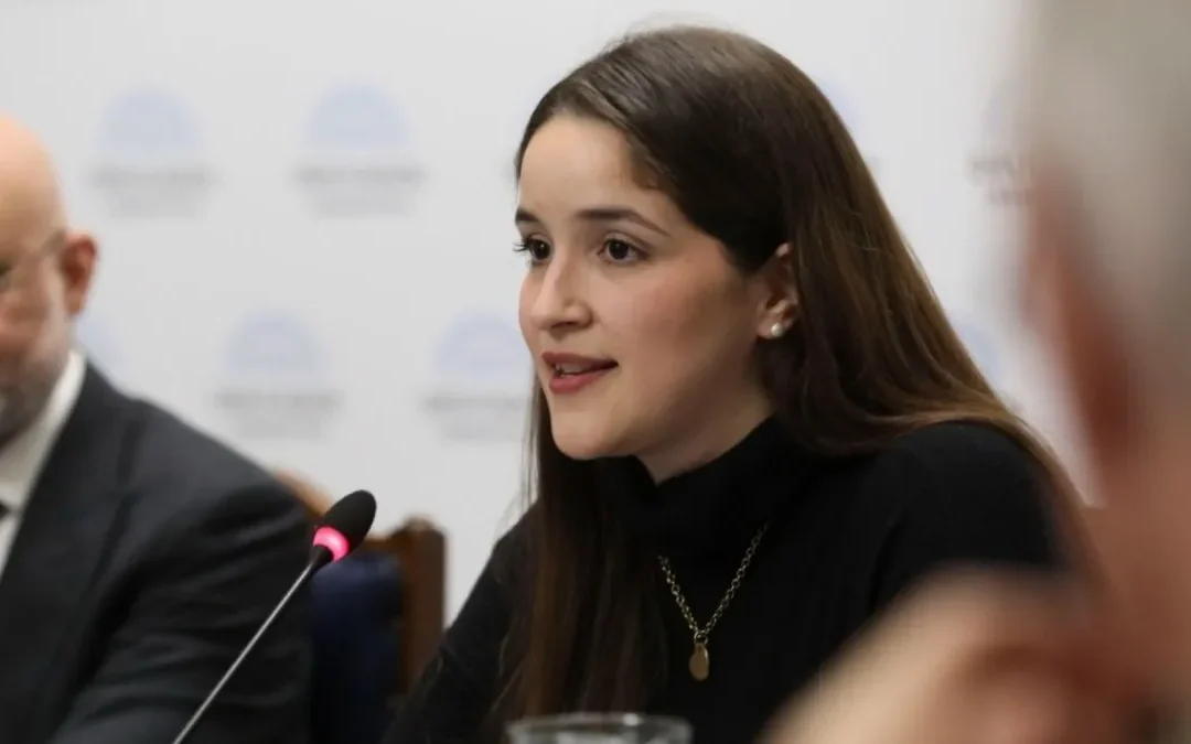 Tras la expulsión de la diputada Arrieta del bloque libertario, la diputada Rocío Bonacci aseguró que fue tratada de “zurda por no reivindicar a los represores”, y que Martín Menem la trató de “Judas del bloque”