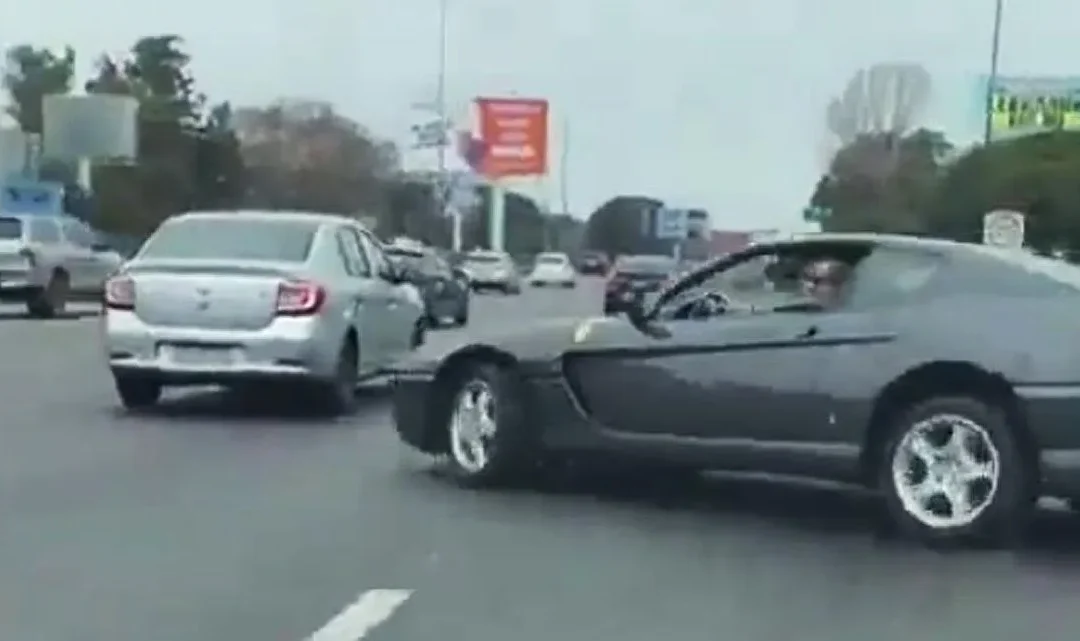 Una Ferrari GT 456 realizó un peligroso trompo en una avenida de Buenos Aires