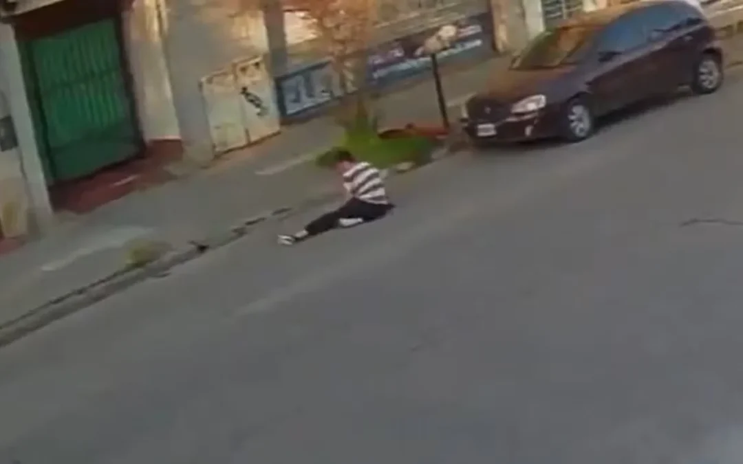 Córdoba: Desesperado, se tiró desde el balcón en un primer piso para evitar que delincuentes le roben la moto, herramienta que utiliza para hacer delivery. Se fracturó la cadera y necesita una prótesis de $4 millones