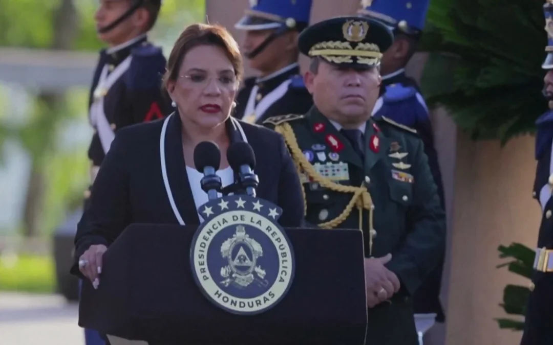 La Presidenta de Honduras denunció un «golpe de estado», tras fin de tratado de extradición con Estados Unidos, y en medio de un escándalo por reuniones de su hijo y su Secretario del Congreso con narcos en 2013, donde recibían sobornos