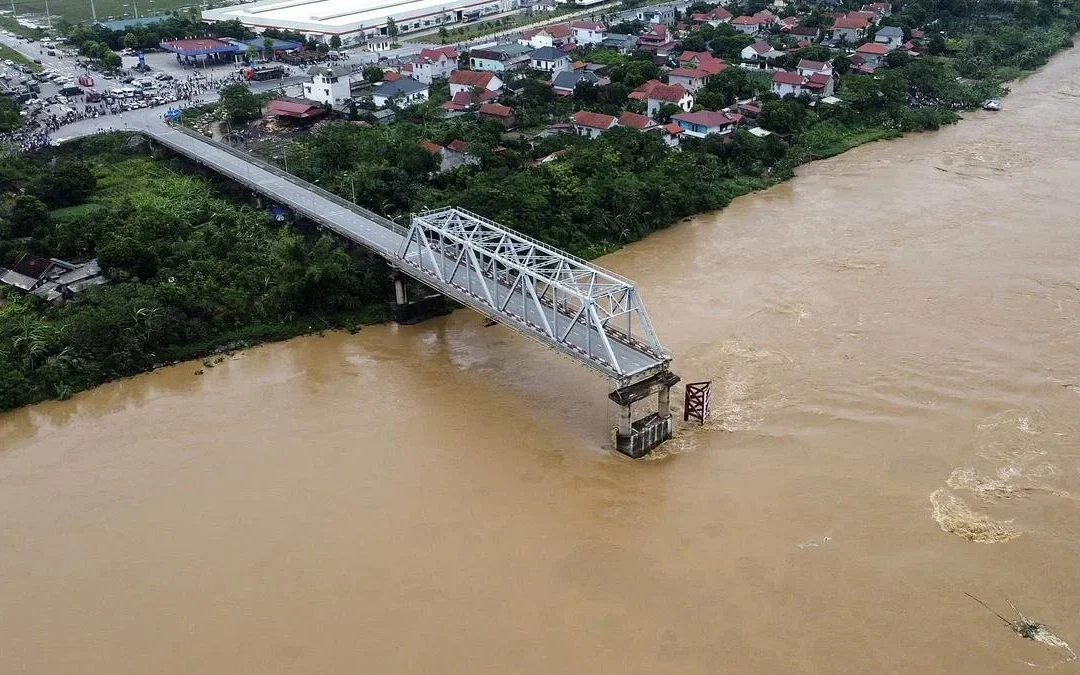 Tifón Yagi provocó la caída de un puente en Vietnam. Autoridades informaron que hay varios fallecidos