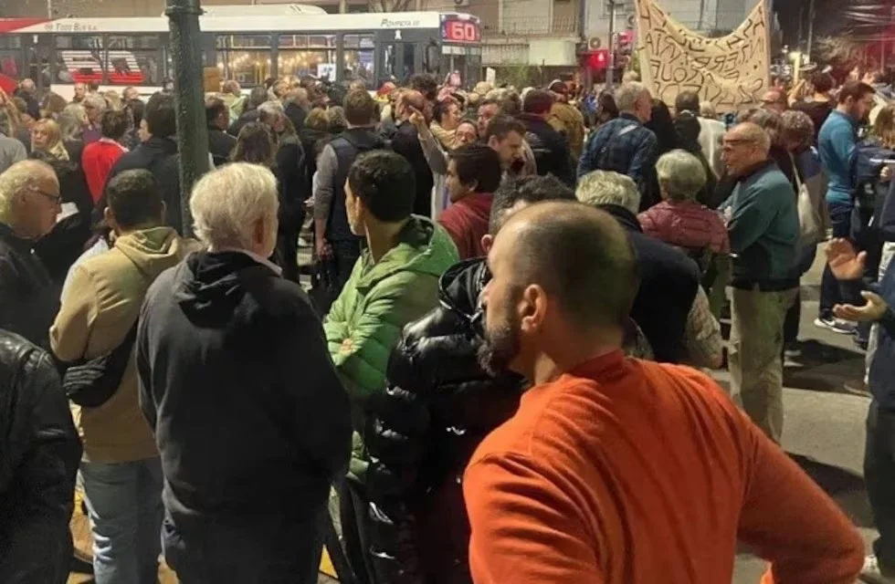«Mientras ellos están comiendo asado, nosotros no comemos nada hoy… nos vetó el miserable aumento que nos iban a dar», expresó una jubilada en la puerta de Olivos, mientras Milei y los diputados compartían un asado