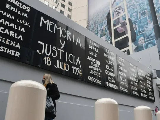 Policía Federal detuvo a un hombre y a una mujer, acusados de enviar correos electrónicos intimidatorios al sitio web de la AMIA, en noviembre de 2023