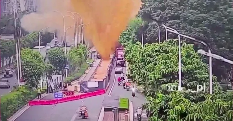 Explotó una tubería en China, arrojando aguas residuales a más de 10 metros de altura