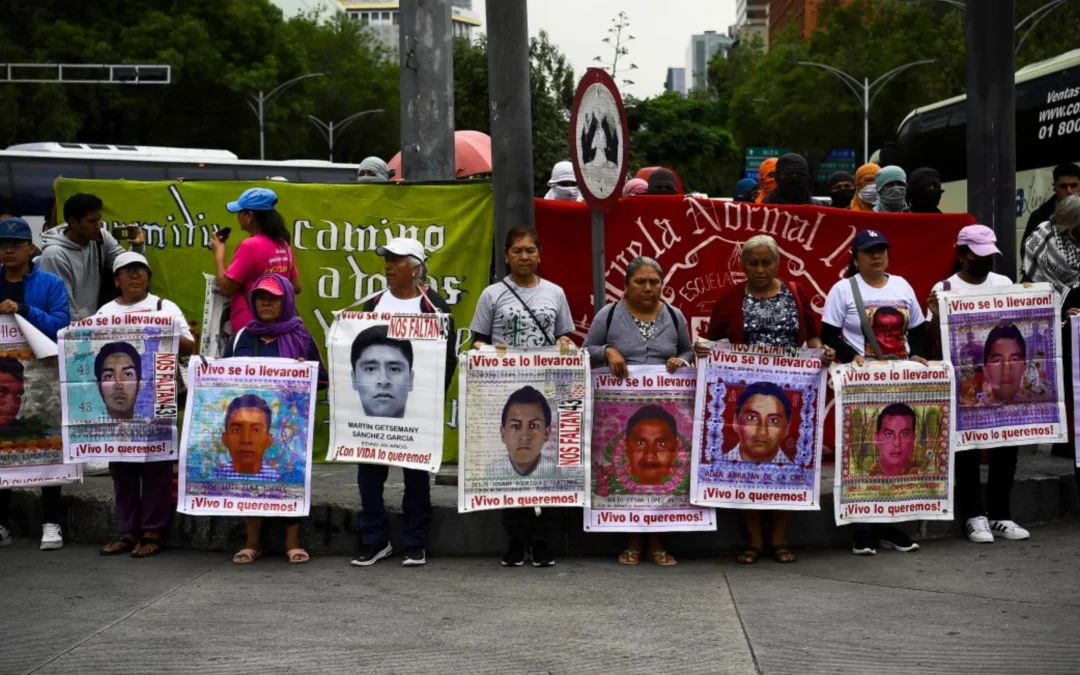 Familiares de 43 estudiantes mexicanos víctimas de desaparición forzada por parte de las Fuerzas, exigen «la verdad» sobre la tragedia que conmocionó a todo ese país hace diez años