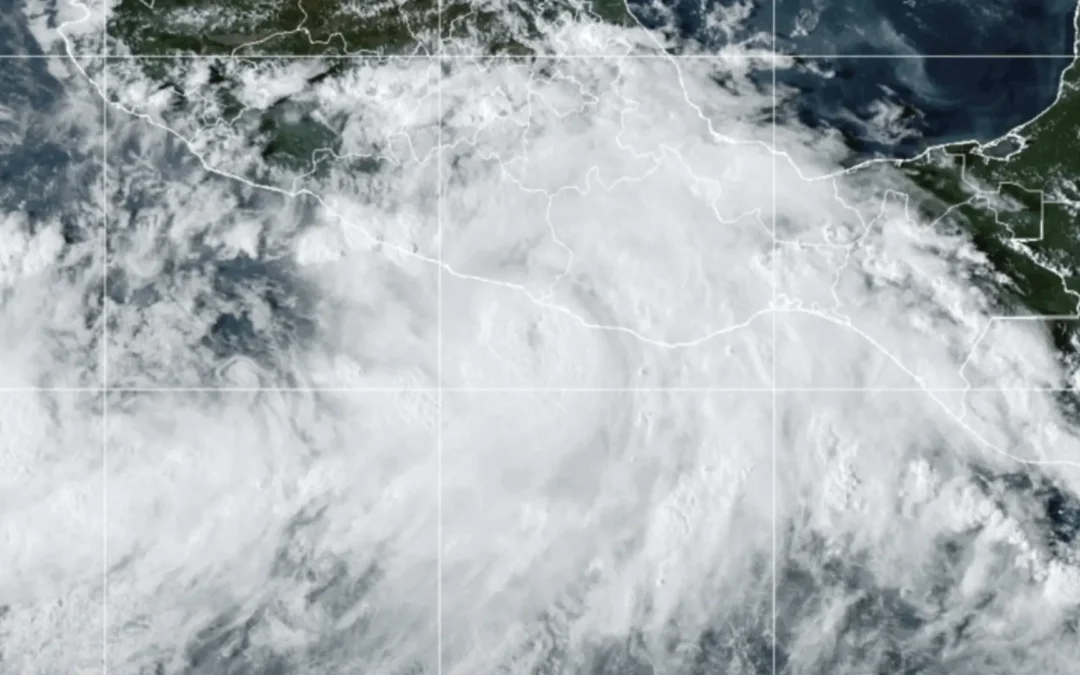 El huracán John tocó tierra al sur de México, con una peligrosa categoría 3, y esperan lluvias muy intensas, aunque prevén que se debilitará sobre el terreno elevado
