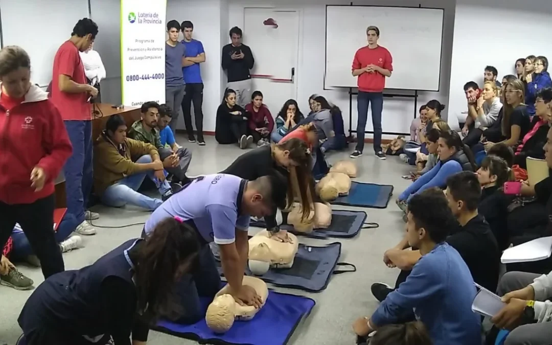 Alumnos de la Escuela Normal proponen capacitar a docentes de Chilecito en emergencias, RCP y primeros auxilios emocionales. Con apoyo del diputado Raúl Cabral, buscan implementar el proyecto en toda la provincia