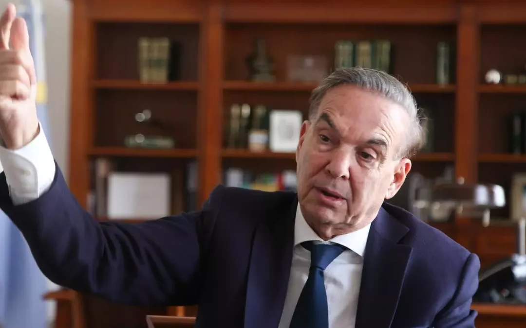 En el debate por el veto de Milei al Presupuesto Universitario, Pichetto apuntó al Gobierno de Milei: «¿Qué son, presidente? Una sociedad anónima de destrucción masiva de lo poco que nos queda. Expliquen el plan económico», cuestionó