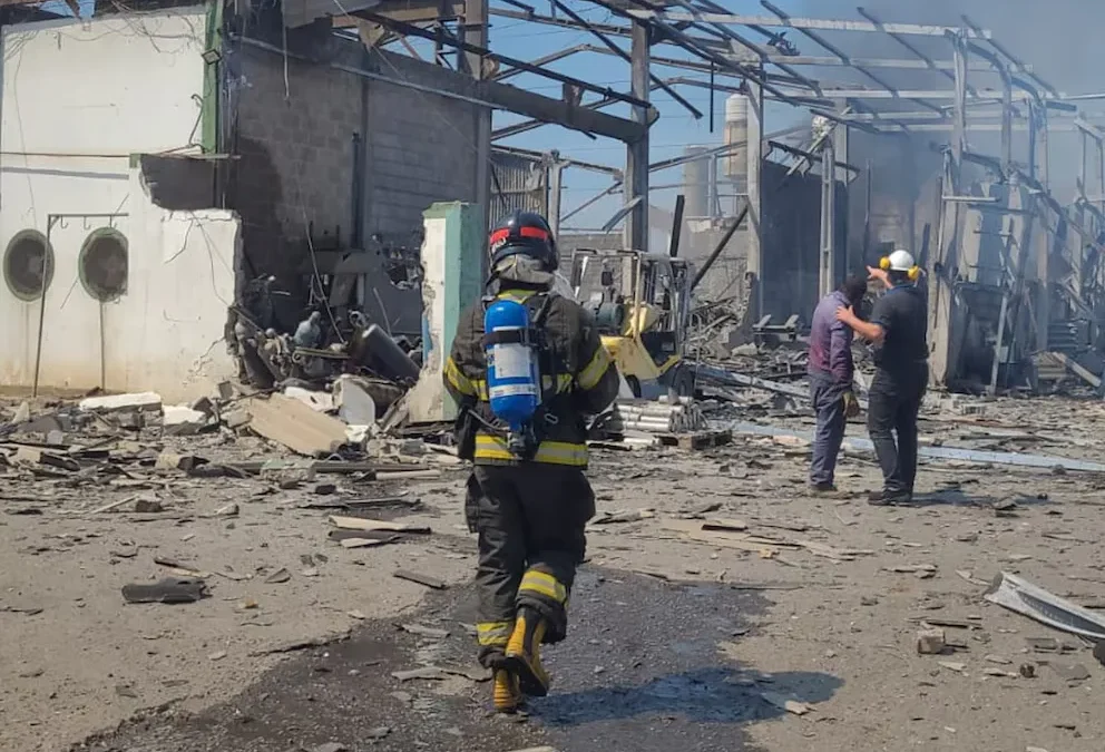 12 fallecidos tras la explosión de una planta metalúrgica en México. Aparentemente el acero fundido entró en contacto con agua y causó el desastre