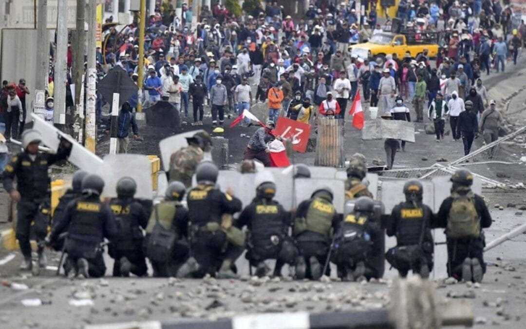 Perú: Transportistas se manifiestan en las calles enfrentándose a la Policía en reclamo por la inseguridad. Es la segunda huelga en dos semanas