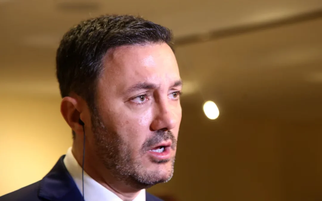 El Ministro de Defensa aseguró que trabajan en encontrar a la persona que redactó el comunicado oficial donde se llama «Falklands» a las Malvinas: «Es un malparido y lo tenemos que echar», expresó