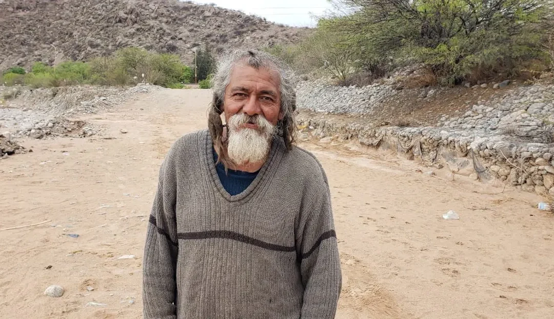 Un hombre sobrevive bajo el puente de Los Sarmientos en total precariedad, sin alimentos sólidos y tras la pérdida de su familia. Resignado, deja su futuro en manos del destino