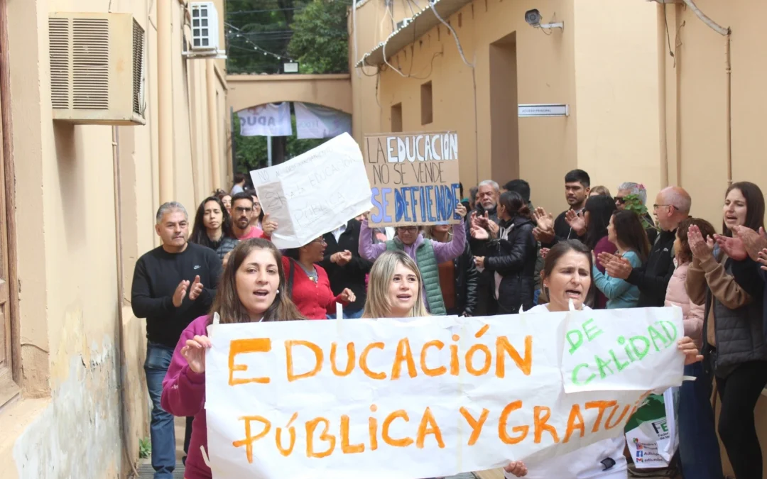 Estudiantes realizaron un abrazo simbólico a la UNdeC, en reclamo a la rectificación del veto presidencial a la Ley de Financiamiento Universitario en el Congreso