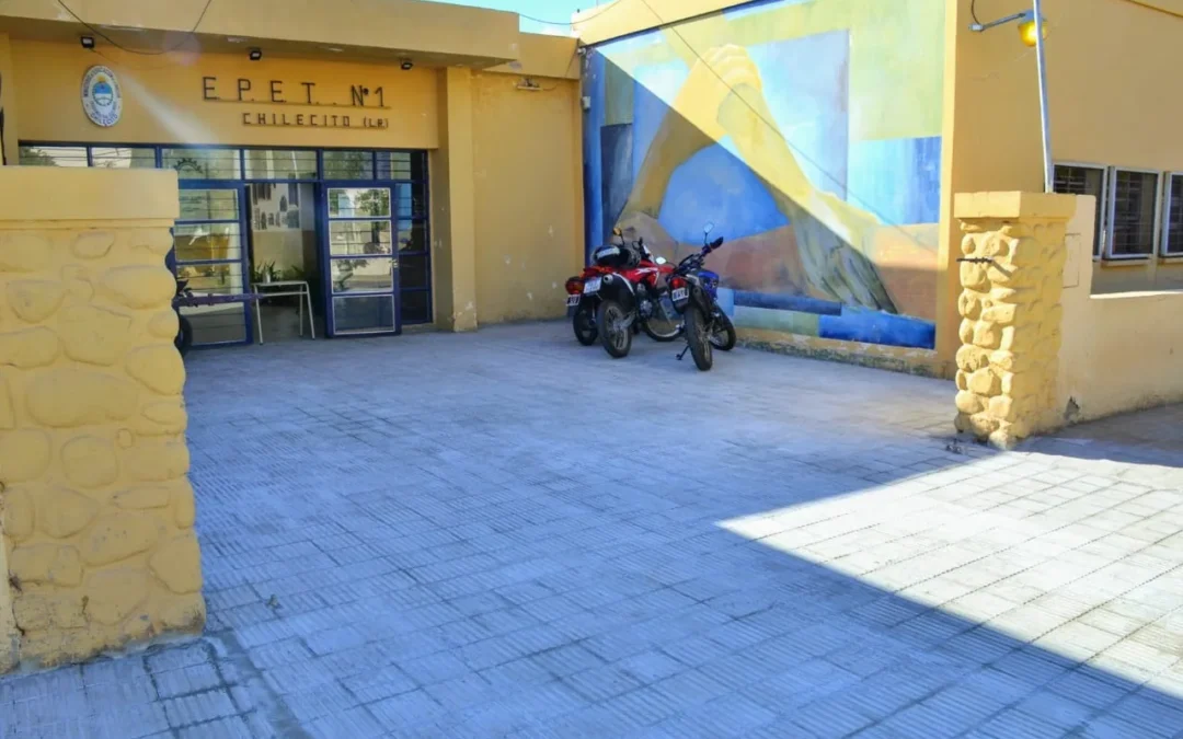 La Escuela EPET 1 se encuentra entregando números para el sorteo de vacantes del ingreso a primer año. Destacó que tienen 45 vacantes y 131 postulantes. El 29 de octubre realizarán el sorteo