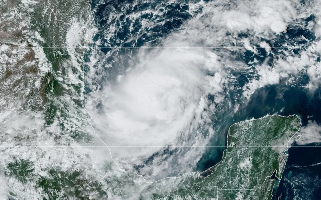El huracán Milton se debilitó a categoría 4 mientras avanza a Florida, Estados Unidos. donde más de 23 millones de personas continúan en alerta por la peligrosidad que representa