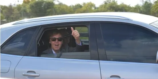 Paul McCartney saludó a sus fans cordobeses desde el hotel en el que se hospedará durante su estadía. Esta noche se presenta en el estadio Mario Alberto Kempes
