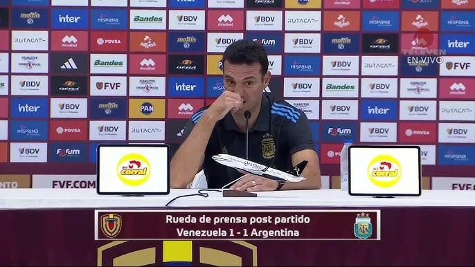 Scaloni apuntó al estado de la cancha en el partido contra Venezuela