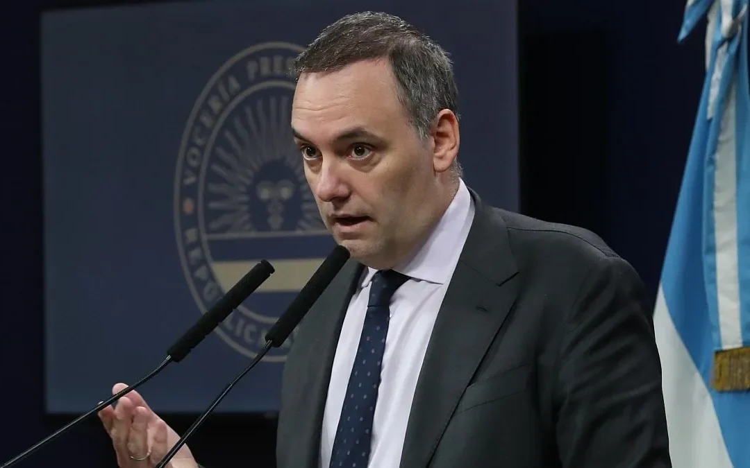 El vocero presidencial se molestó porque le hicieron varias preguntas, tras que suspendiera varias conferencias de prensa por asistir a programas de espectáculos