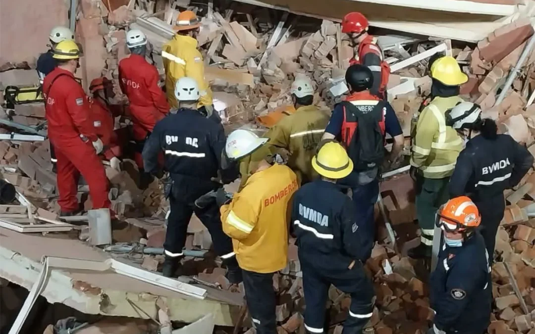 Bomberos avanzan sacando escombros en Villa Gesell en la búsqueda de supervivientes, mientras la Justicia ordenó detener a responsables