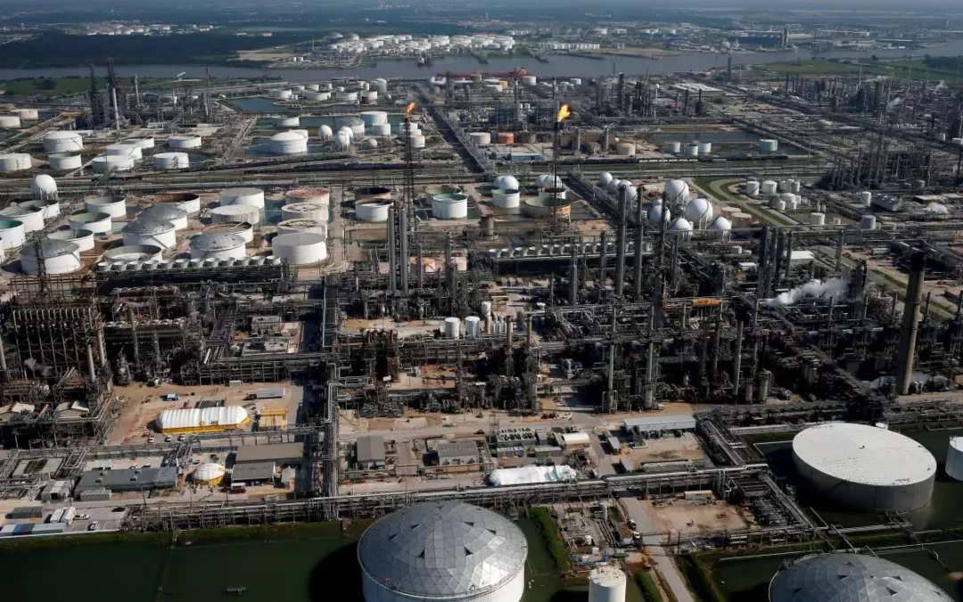 Estados Unidos: Dos trabajadores fallecieron y 35 resultaron heridos tras la explosión de gas en una refinería mexicana en Texas.