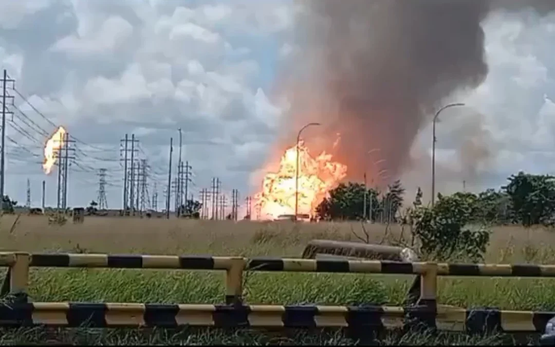 Explosión en gasoducto de Venezuela deja cinco heridos: La empresa estatal Petróleos de Venezuela investiga causas mientras trabajadores intentan extinguir las llamas
