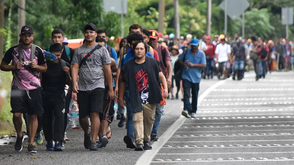 Al menos 1.500 migrantes marcharon hacia EEUU por temor a nuevas restricciones
