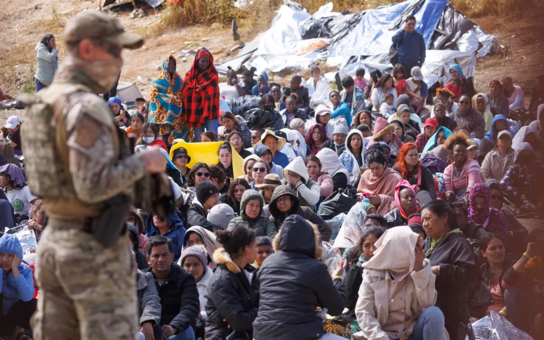 Cientos de migrantes viajan de México a la frontera con Estados Unidos, tras amenazas de ambos candidatos de endurecer controles y políticas migratorias, y realizar deportaciones masivas