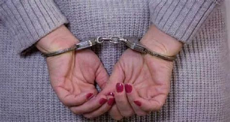 Dos mujeres detenidas tras el robo de un celular con arma blanca en Barrio Independencia