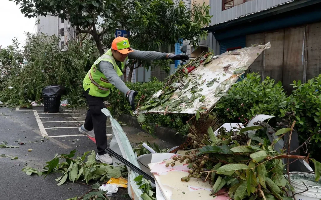 Taiwán realiza operativos de limpieza en las calles de después del paso de uno de los tifones más extensos en golpear la isla que ha dejado dos muertos y cuatro desaparecidos