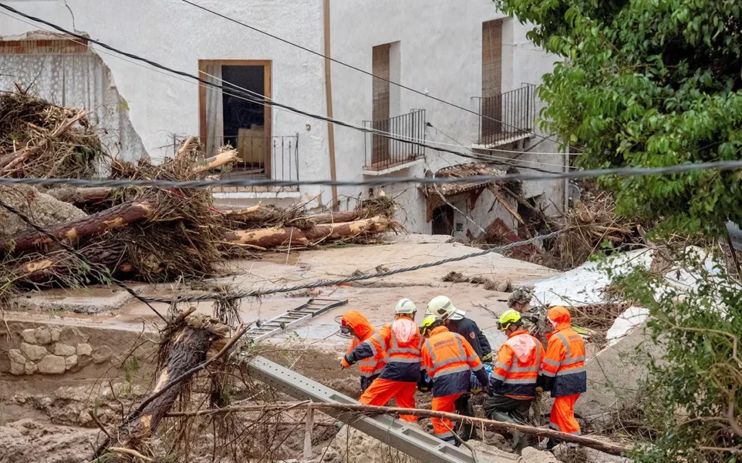 España: tras las inundaciones, adultos mayores y personas con movilidad reducida cuelgan sábanas blancas en sus balcones, para solicitar víveres y medicinas