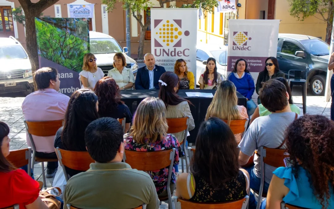 UNdeC realiza jornadas de concientización sobre la conservación y utilización de recursos, en el marco de la Semana del Algarrobo, en Plaza Principal
