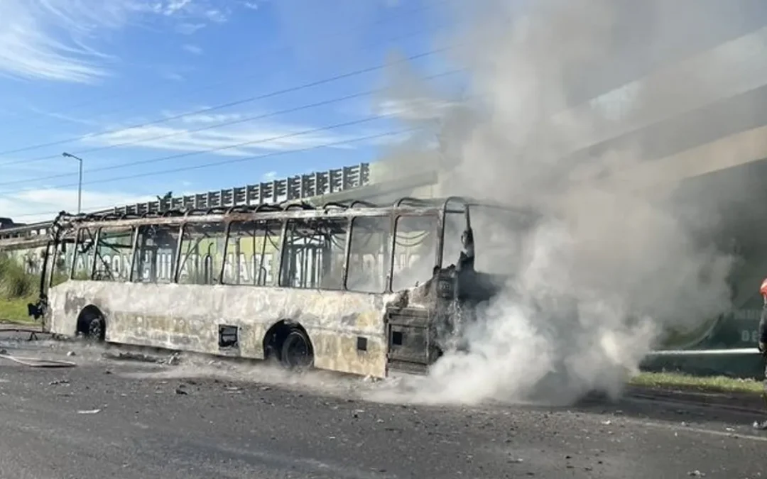 Buenos Aires: se incendió un colectivo de la línea 60 en el ramal Campana de la Panamericana. No se reportan heridos