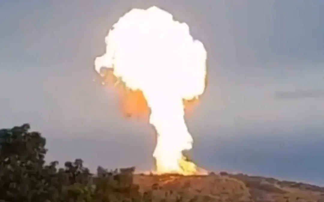 Explosión de un volcán de lodo en Antioquia deja 109 familias afectadas y ocho heridos; imágenes capturadas muestran llamas y dispersión de lodo