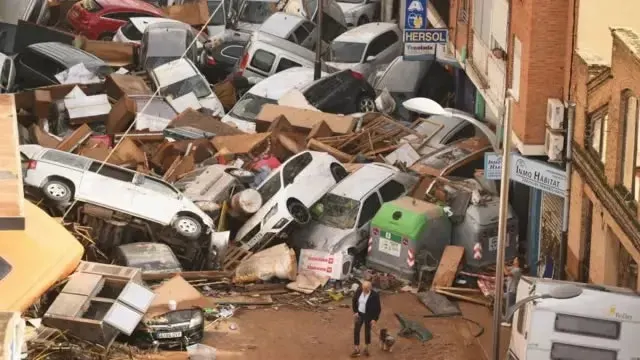 Título:El Gobierno español anunció ayudas por casi 3.8 millones de euros, tras las desastrosas inundaciones en Valencia