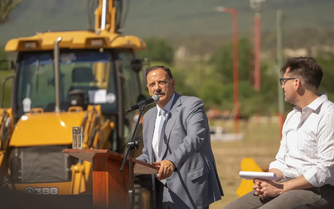 Ricardo Quintela entrega 40 máquinas por 3,5 millones de dólares para mejorar servicios en municipios riojanos