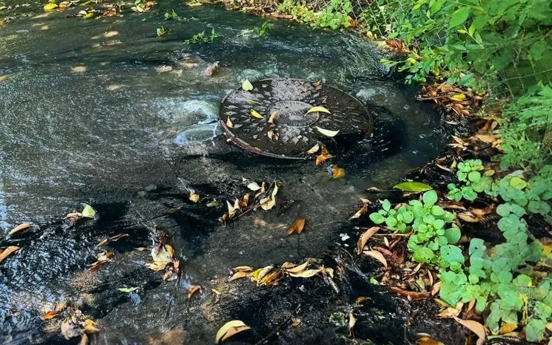 Derrame cloacal en Carlos Paz: vecinos preocupados por contaminación del Lago San Roque