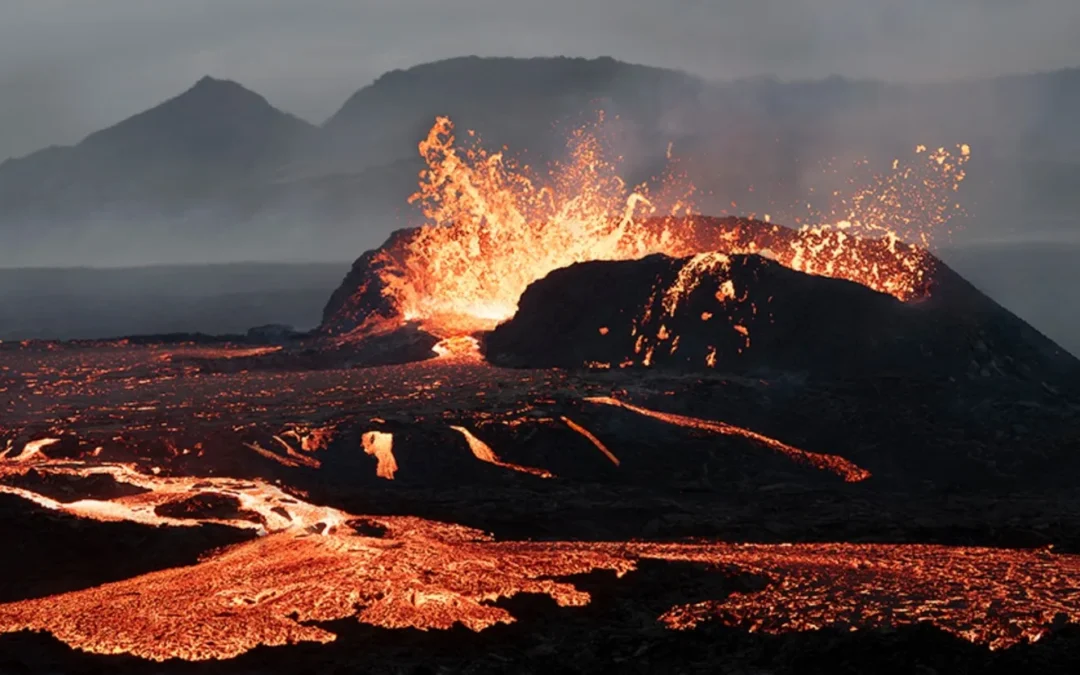 Nueva erupción en Islandia: se trata de la séptima desde diciembre del año pasado. Autoridades aseguran que no representa peligro, pero evacúan localidades cercanas por precaución