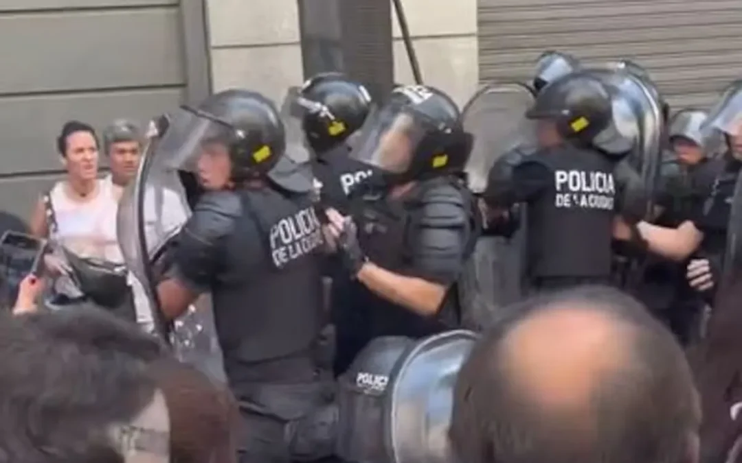 Violencia en la Legislatura porteña: Enfermeros golpeados y detenidos por la Policía de la Ciudad, tras aprobación de ley que los excluye como profesionales de la salud