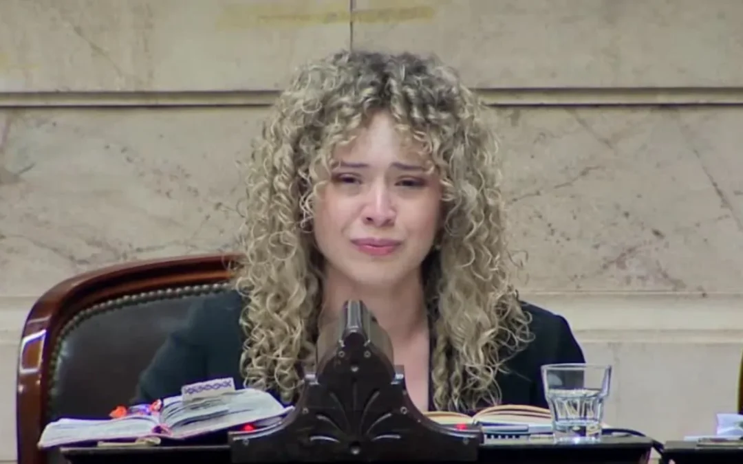 Diputada libertaria exiliada rompió en llanto en el Congreso al grito de: «son todos unos hipócritas». Arrieta criticó al sistema político, mientras la sesión no daba quorum para tratar el proyecto de Ficha Limpia